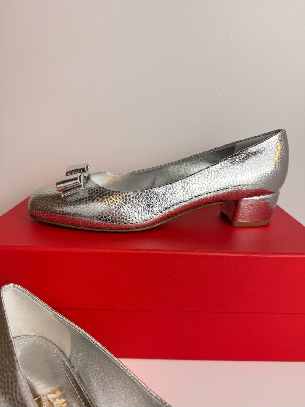 Ferragamo Vara Manta Bow Leather 30mm Pumps In Silver Size 8D - Picture 4 of 11